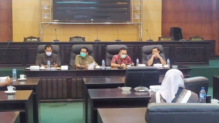 DPRD Jombang Gelar Hearing dengan BUMD Terkait Suntikan Dana Rp 10,3 Miliar DPRD Jombang Gelar Hearing dengan BUMD Terkait Suntikan Dana Rp 10,3 Miliar