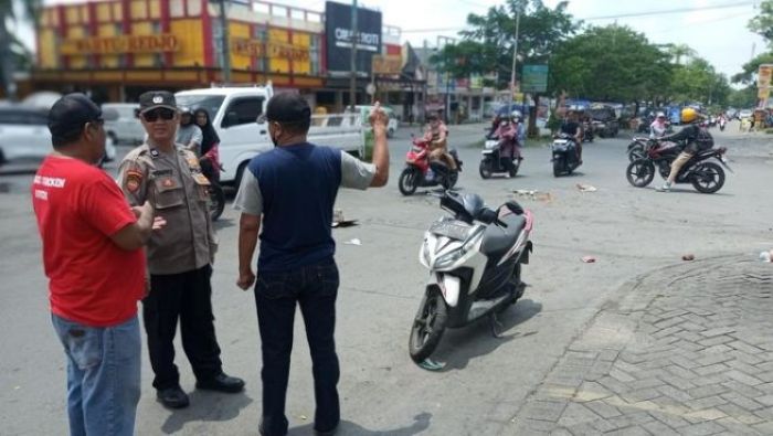 Adu Banteng Pemotor Berboncengan di Simpang Empat KBD Gresik, 1 Tewas