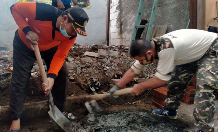 Banser Keroyokan Bedah Rumah Korban Kebakaran di Simokerto