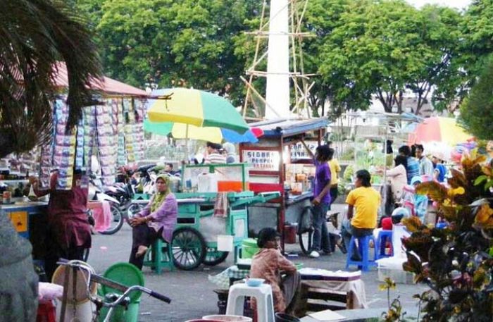 Sempat Ada Insiden, PKL Alun-Alun Gresik Akhirnya Direlokasi Sempat Ada Insiden, PKL Alun-Alun Gresik Akhirnya Direlokasi