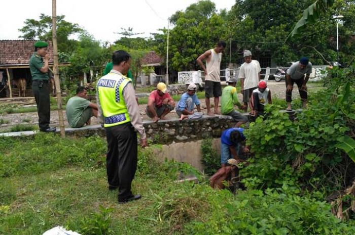 Cegah Jebol, Warga Desa Plandaan Gotong Royong Perbaiki Tanggul Cegah Jebol, Warga Desa Plandaan Gotong Royong Perbaiki Tanggul