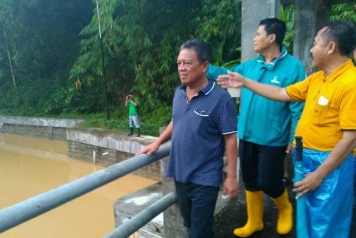 Tinjau Banjir, Bupati Pacitan Minta Maaf ke Masyarakat