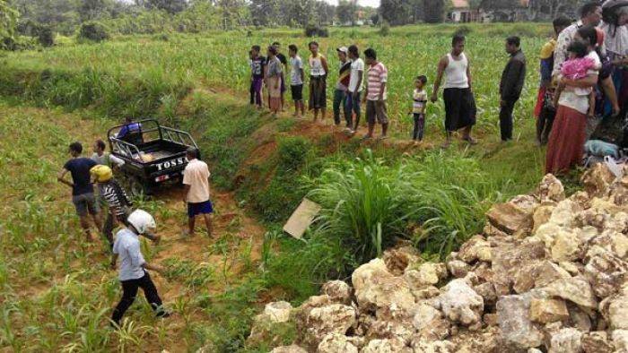 Bawa 7 Penumpang, Motor Roda Tiga di Rubaru Sumenep Nyungsep ke Sawah