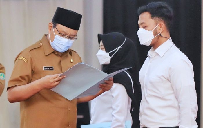 Serahkan Petikan SK Pengangkatan CPNS, Gus Ipul Minta ASN Kreatif dan Inovatif Serahkan Petikan SK Pengangkatan CPNS, Gus Ipul Minta ASN Kreatif dan Inovatif