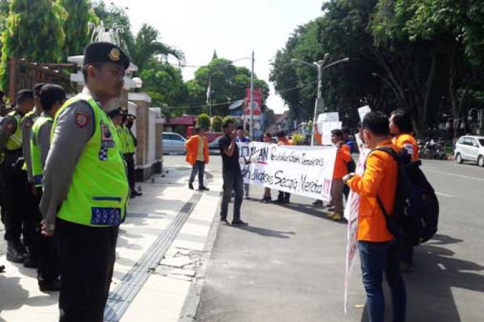Tuntut Pendidikan Gratis, Mahasiswa Demo DPRD Gresik Tuntut Pendidikan Gratis, Mahasiswa Demo DPRD Gresik