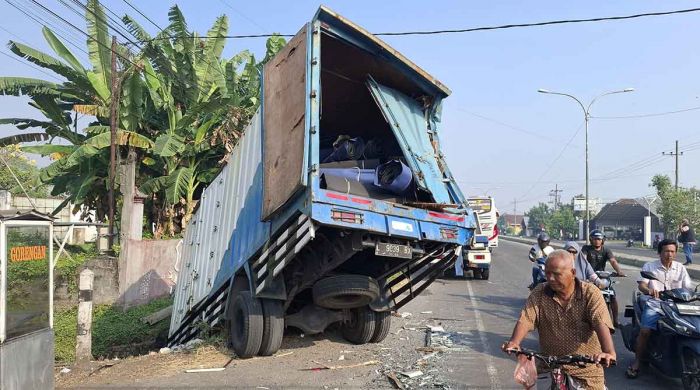 Bus Tabrak Truk Parkir di Jombang, 3 Penumpang Luka dan Kendaraan Nyungsep ke Kali Bus Tabrak Truk Parkir di Jombang, 3 Penumpang Luka dan Kendaraan Nyungsep ke Kali