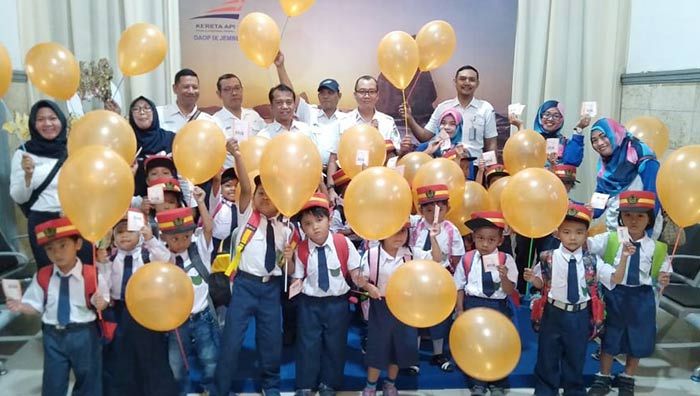 Hari Anak Nasional, KAI Jember Ajak Puluhan Siswa TK Naik Kereta Hari Anak Nasional, KAI Jember Ajak Puluhan Siswa TK Naik Kereta