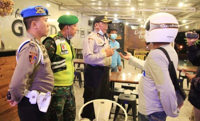 Cegah Penyebaran Covid-19, TNI-Polri Lamongan Razia Cafe Cegah Penyebaran Covid-19, TNI-Polri Lamongan Razia Cafe