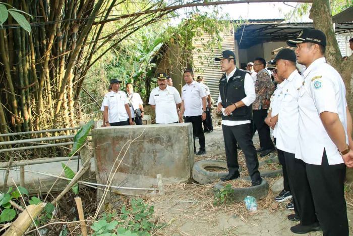 Lanjutkan Program Jamula, Bupati Lamongan Tinjau Kondisi Jalan dan Jembatan yang Alami Kerusakan Lanjutkan Program Jamula, Bupati Lamongan Tinjau Kondisi Jalan dan Jembatan yang Alami Kerusakan