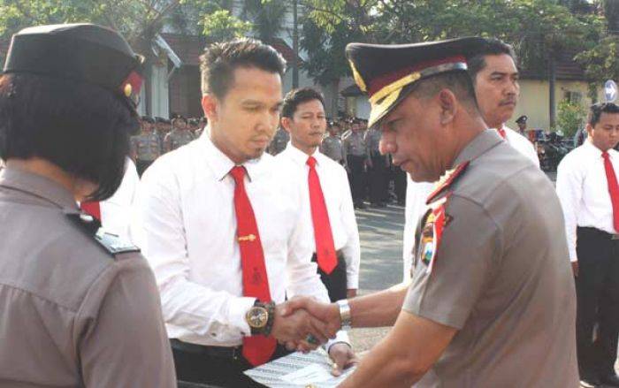 Penembak Mati Tahanan yang Kabur di Surabaya Dapat Penghargaan Penembak Mati Tahanan yang Kabur di Surabaya Dapat Penghargaan