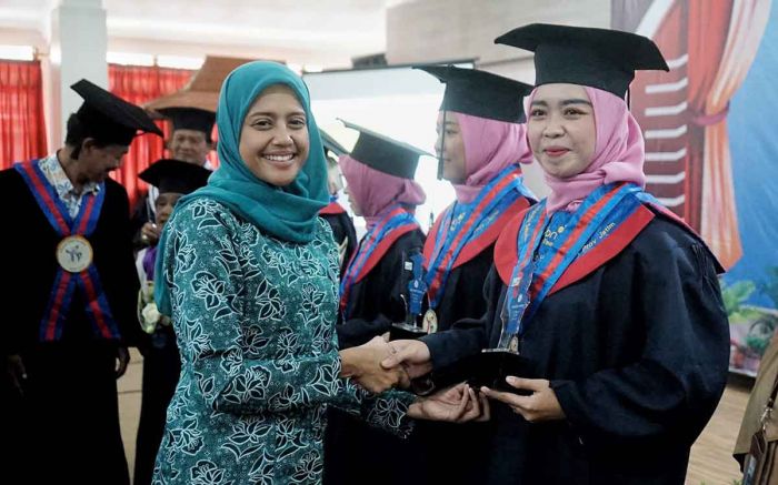 Bunda Fey Mewisuda Lulusan Selantang dan SOTH 2023