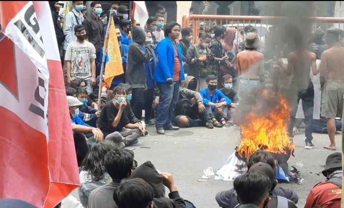 Demo Tolak UU Omnibus Law di Kediri Berlangsung Tegang, Massa Ajukan 5 Tuntutan Demo Tolak UU Omnibus Law di Kediri Berlangsung Tegang, Massa Ajukan 5 Tuntutan