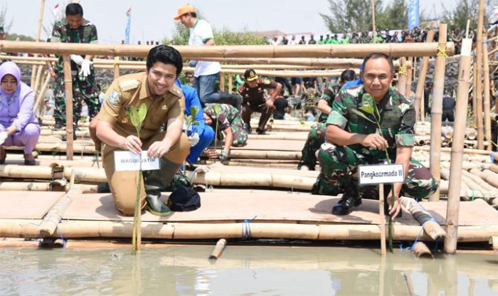 Pangkoarmada II Pimpin Penanaman 68.300 Bibit Mangrove di Surabaya