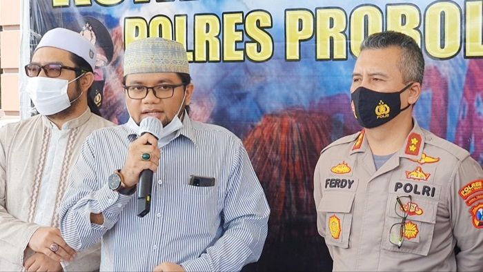 Klarifikasi di Mapolres Probolinggo, Gus Aka: Bukan Penyerangan, Tapi Pelemparan Nasi Klarifikasi di Mapolres Probolinggo, Gus Aka: Bukan Penyerangan, Tapi Pelemparan Nasi