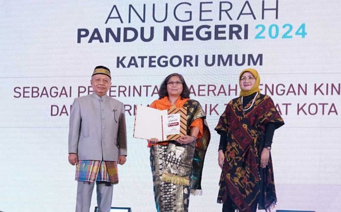 Terima Anugerah Pandu Negeri 2024, Zanariah: Pelayanan Harus Terus Ditingkatkan Terima Anugerah Pandu Negeri 2024, Zanariah: Pelayanan Harus Terus Ditingkatkan