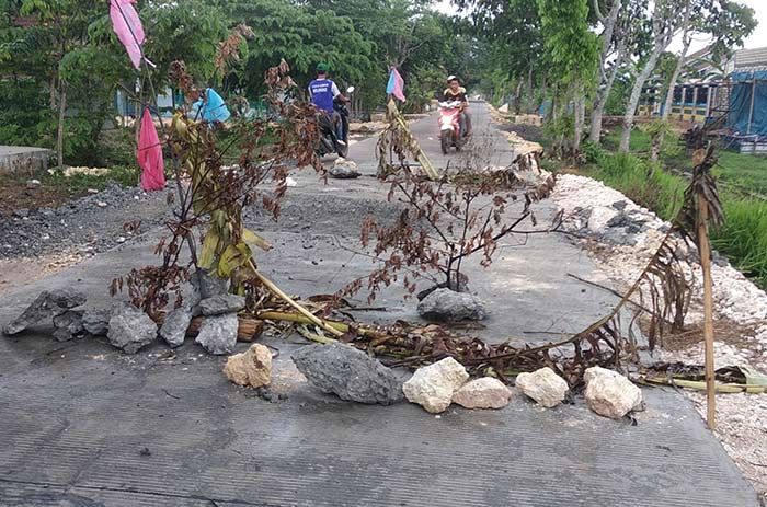 Proyek Peningkatan Jalan Rigid Pavement Miliaran Rupiah di Senori Dibongkar