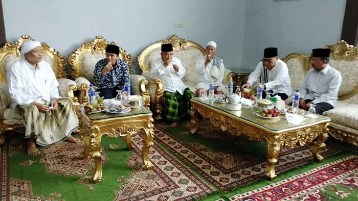 Emil Disambut Hangat Santri dan Kiai di Pamekasan Emil Disambut Hangat Santri dan Kiai di Pamekasan