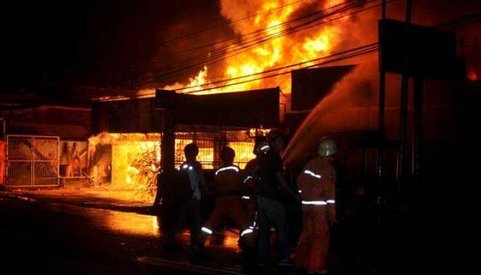 Masjid Ahmadiyah di London Dibakar Masjid Ahmadiyah di London Dibakar