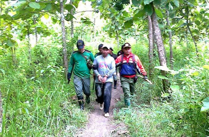 RPH Bate Tangkap Pelaku Penebangan Pohon di Kawasan KPH Jatirogo RPH Bate Tangkap Pelaku Penebangan Pohon di Kawasan KPH Jatirogo