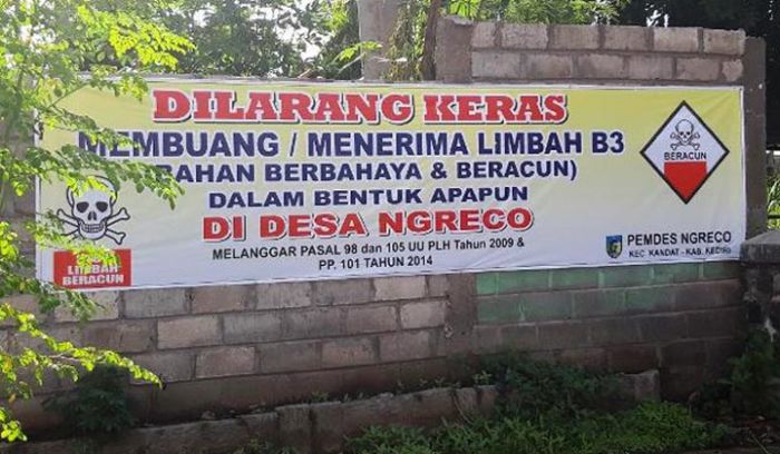 Warga Dua Desa di Kediri Resahkan Bau Tumpukan Karung Berisi Limbah Beracun