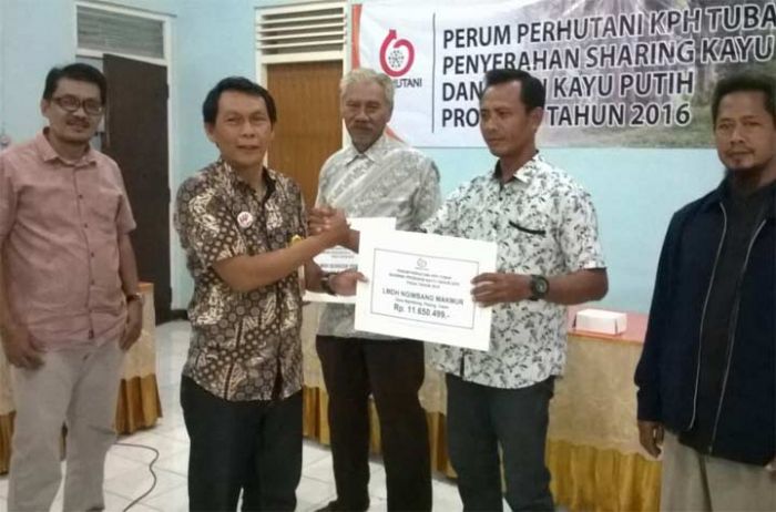 Perhutani Tuban Bagikan Dana Sharing pada Lembaga Petani Hutan