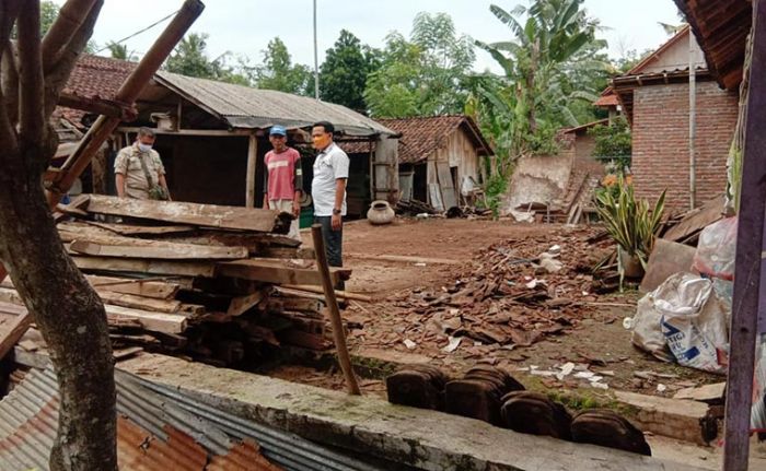 Satu Rumah di Probolinggo Roboh Disapu Angin Kencang Satu Rumah di Probolinggo Roboh Disapu Angin Kencang