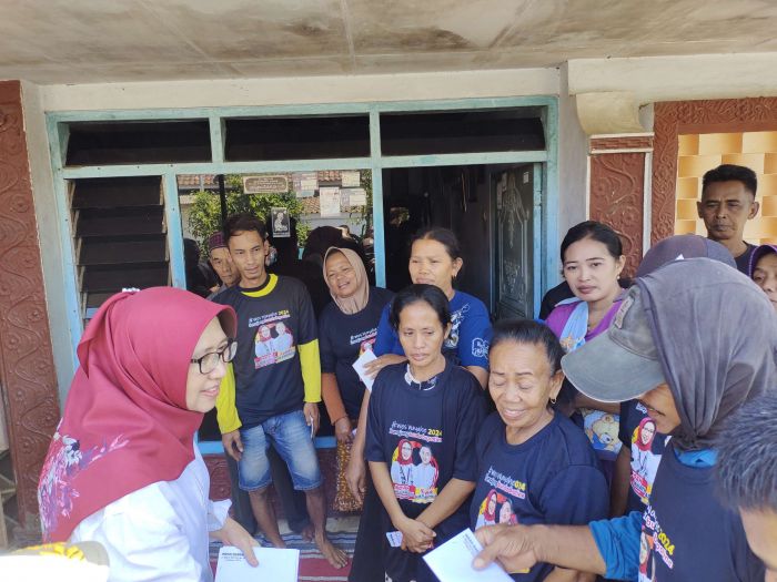 Cabup Indah Salurkan Bantuan ke Korban Puting Beliung di Desa Selo Awar Awar Lumajang Cabup Indah Salurkan Bantuan ke Korban Puting Beliung di Desa Selo Awar Awar Lumajang