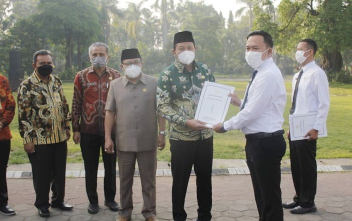Serahkan SK 700 Guru PPPK Sidoarjo, Wabup Subandi: Jaga Kinerja, Dedikasi, serta Loyalitas Serahkan SK 700 Guru PPPK Sidoarjo, Wabup Subandi: Jaga Kinerja, Dedikasi, serta Loyalitas