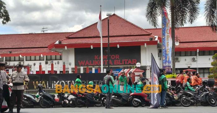 Ojol Blitar Demo Tolak Zona Merah di Stasiun dan Terminal
