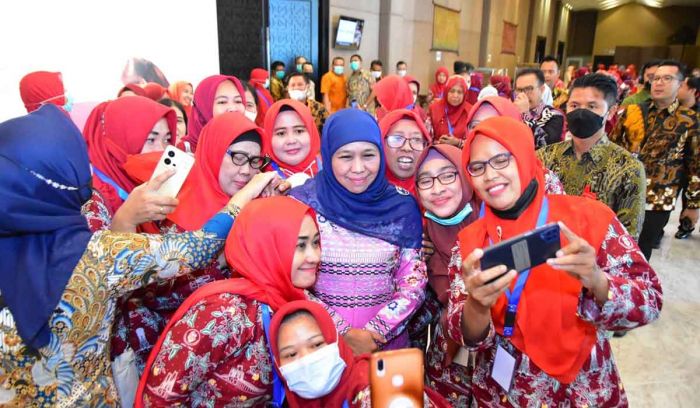 Peringati Hari Bidan Nasional, Gubernur Khofifah: Momentum Perkuat Sinergi Turunkan AKI dan AKB Peringati Hari Bidan Nasional, Gubernur Khofifah: Momentum Perkuat Sinergi Turunkan AKI dan AKB