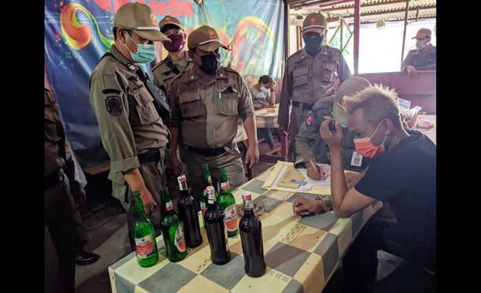 Sediakan Miras, Warung-warung di Telaga Ngipik Diobrak Satpol PP Gresik