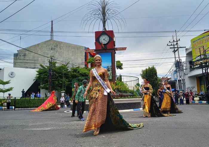 Tulungagung Internasional Batik Carnival, Miss Universe Switzerland Gunakan Busana Khas Indonesia Tulungagung Internasional Batik Carnival, Miss Universe Switzerland Gunakan Busana Khas Indonesia