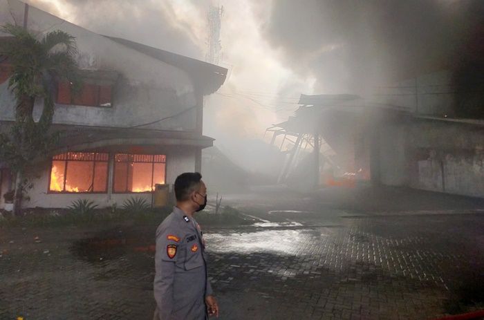 Gudang Pabrik Spon di Sidoarjo Terbakar Hebat, Pegawai Berhamburan Keluar, 11 Mobil PMK Diterjunkan