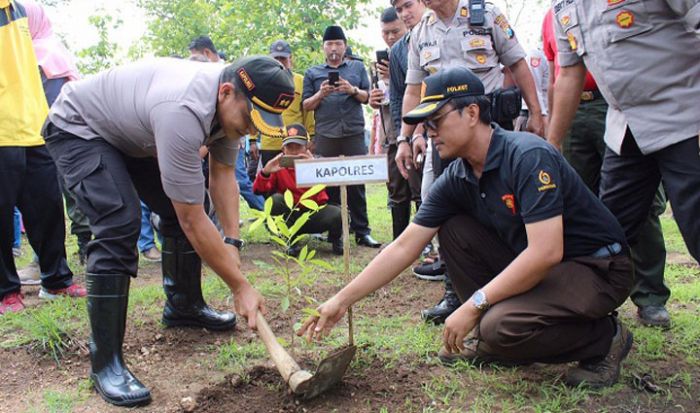 Polres Bangkalan Tanam 5.000 Pohon Polres Bangkalan Tanam 5.000 Pohon