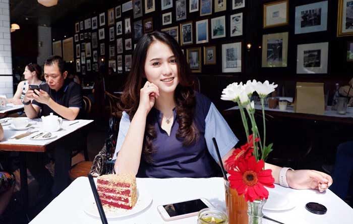Berparas Cantik, Putri Ketua DPD Golkar Pacitan Nyaleg DPR RI Berparas Cantik, Putri Ketua DPD Golkar Pacitan Nyaleg DPR RI