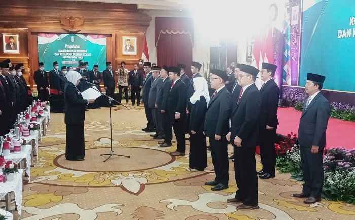 Kukuhkan KDEKS Jatim, Khofifah Harapkan Peningkatan Inklusi dan Literasi Keuangan Lebih Cepat Kukuhkan KDEKS Jatim, Khofifah Harapkan Peningkatan Inklusi dan Literasi Keuangan Lebih Cepat