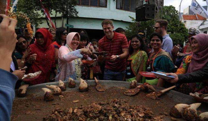 Festival Rujak Uleg 2016, 1500 Warga Nguleg Bareng Wali Kota Festival Rujak Uleg 2016, 1500 Warga Nguleg Bareng Wali Kota
