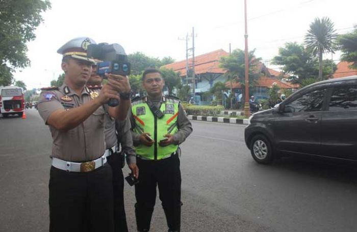 Mulai Terapkan Speed Gun, Polres Sidoarjo Bakal Tindak Tegas Pengendara yang Ngebut Mulai Terapkan Speed Gun, Polres Sidoarjo Bakal Tindak Tegas Pengendara yang Ngebut