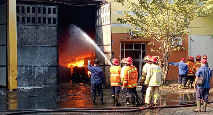 Gudang Pengolahan Limbah B3 di Jalan Lingkar Timur Sidoarjo Terbakar Gudang Pengolahan Limbah B3 di Jalan Lingkar Timur Sidoarjo Terbakar