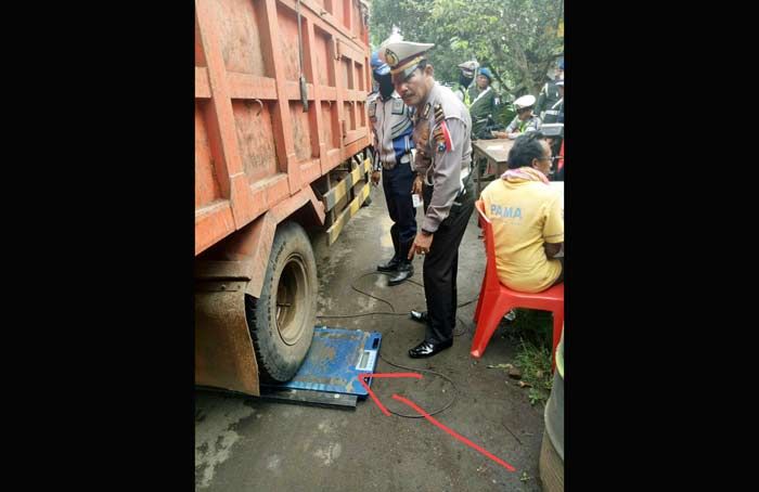 Bikin Rusak Jalan Winongan, Polres dan Dishub Pasuruan Tilang 35 Sopir Dump Truk Bikin Rusak Jalan Winongan, Polres dan Dishub Pasuruan Tilang 35 Sopir Dump Truk