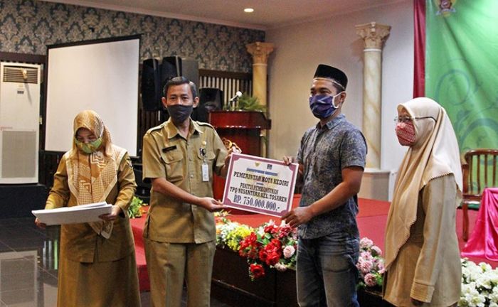 Dari APBD, Pemkot Kediri Berikan Dana Hibah Bidang Keagamaan Lebih dari 10 M Dari APBD, Pemkot Kediri Berikan Dana Hibah Bidang Keagamaan Lebih dari 10 M