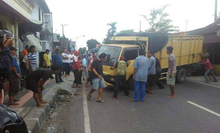 Truk Seruduk Warung Kopi di Jalan Jati Blitar, Satu Tewas Truk Seruduk Warung Kopi di Jalan Jati Blitar, Satu Tewas