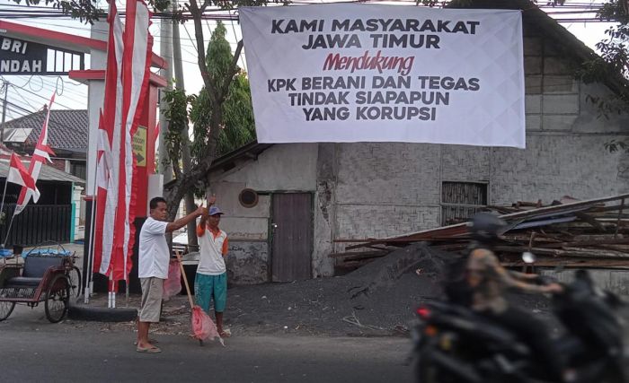 Masyarakat Lumajang Bentangkan Spanduk Dukung Kinerja KPK Masyarakat Lumajang Bentangkan Spanduk Dukung Kinerja KPK