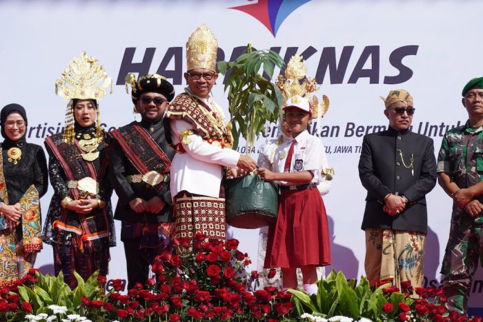 Wali Kota Batu Luncurkan Program Beasiswa 1.000 Sarjana dan Gerakan Satu Sekolah 1 Pohon Wali Kota Batu Luncurkan Program Beasiswa 1.000 Sarjana dan Gerakan Satu Sekolah 1 Pohon