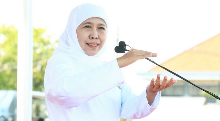 Gubernur Khofifah Pimpin Aksi Bersih Pantai Tambak Wedi Surabaya
