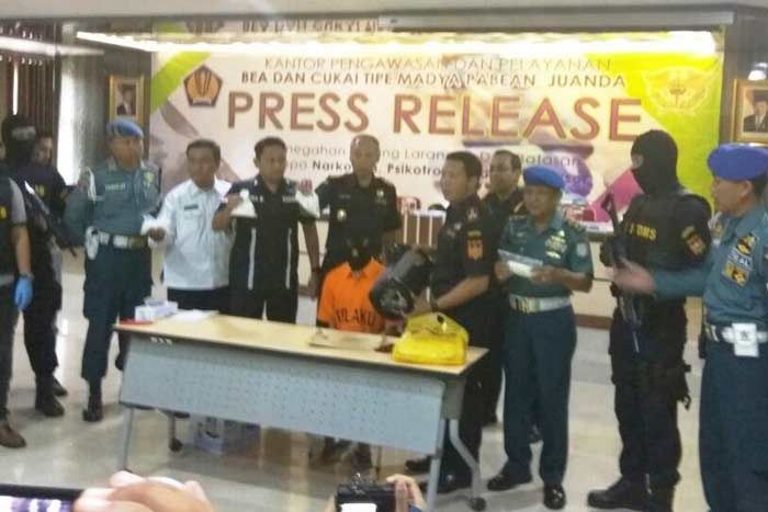 Petugas KPPBC Juanda Tangkap Kurir Sabu Bangkalan Petugas KPPBC Juanda Tangkap Kurir Sabu Bangkalan