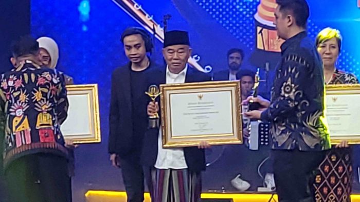 Kiai Asep Terkejut Dapat Penghargaan dari KPAI sebagai Tokoh Peduli Anak