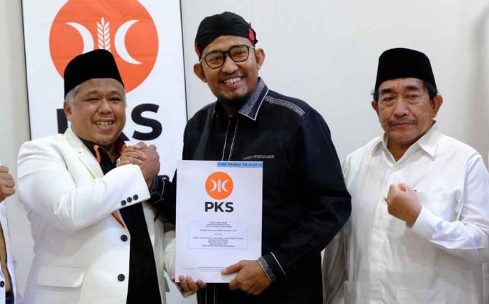 DPW PKS Jatim Serahkan Rekom ke Achmad Fauzi dan Hari Wuryanto DPW PKS Jatim Serahkan Rekom ke Achmad Fauzi dan Hari Wuryanto