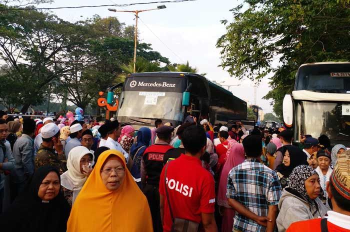 Pj Bupati Bangkalan Berangkatkan 547 JCH dari Halaman Masjid Jami