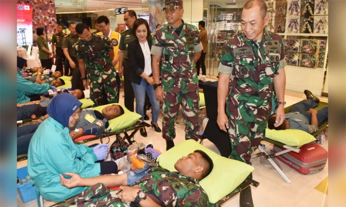 Prajurit Koarmada II Dukung Aksi Donor Darah dan Pameran Alut Sista Statis Peringati HUT TNI ke-74
